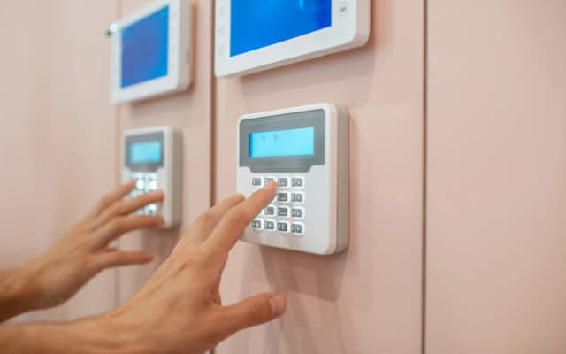 Ile prądu pobiera alarm w domu? Sprawdź koszty i oszczędności Ile prądu pobiera alarm w domu? Sprawdź koszty i oszczędności