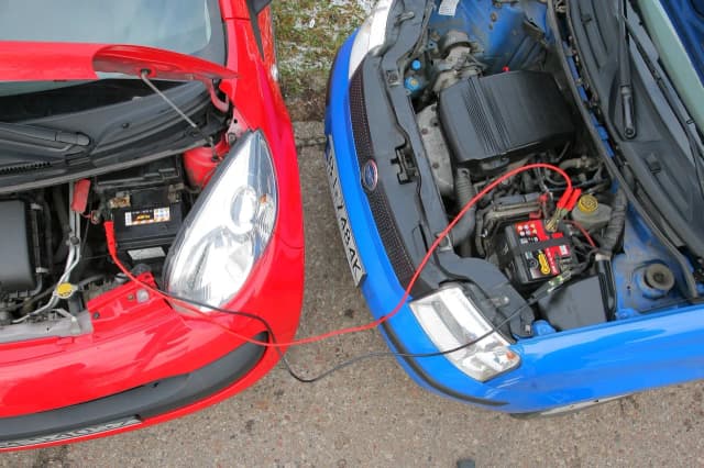 Jak odpalić auto na kablach - uniknij najczęstszych błędów i zagrożeń Jak odpalić auto na kablach - uniknij najczęstszych błędów i zagrożeń