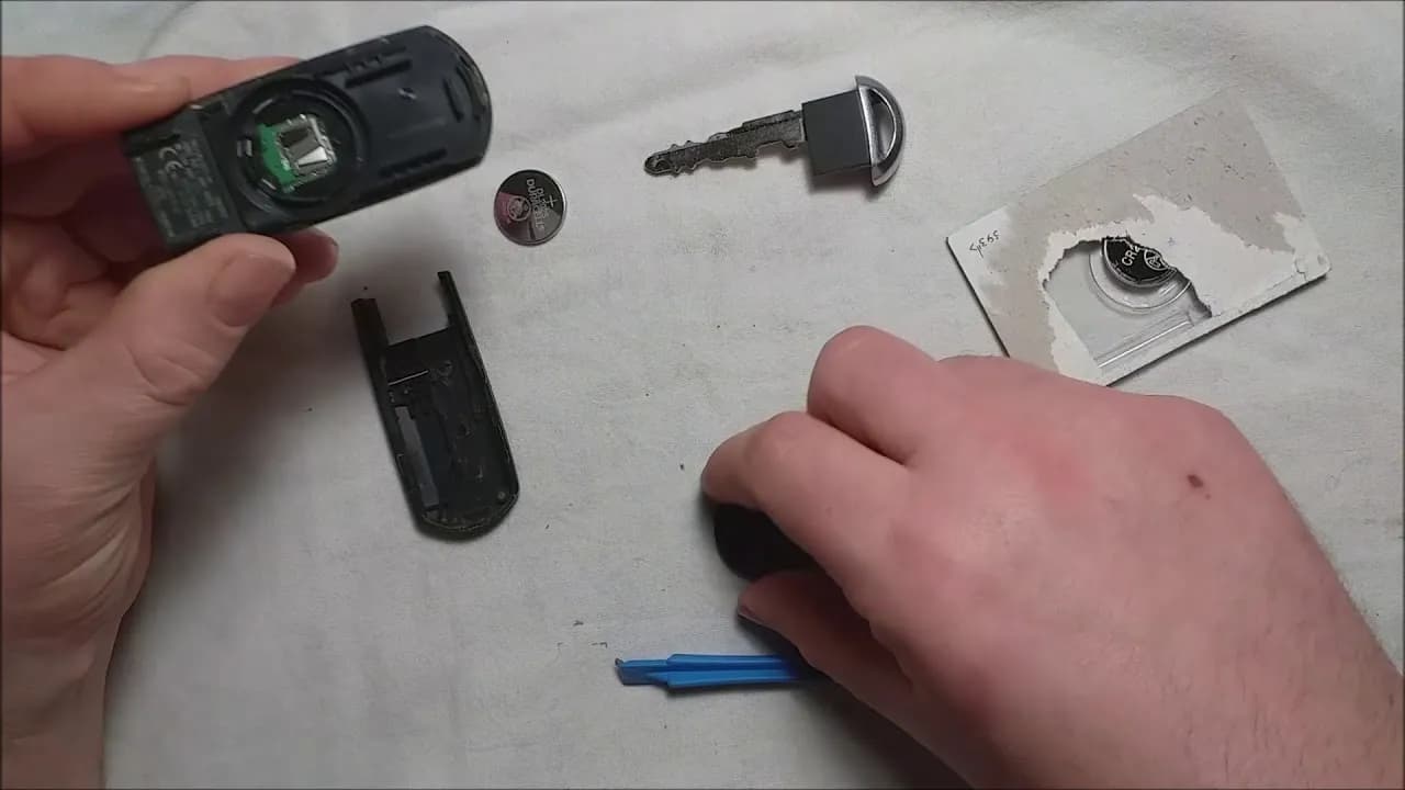 Jak szybko wymienić baterię w pilocie Mazda 6 - proste kroki Jak szybko wymienić baterię w pilocie Mazda 6 - proste kroki