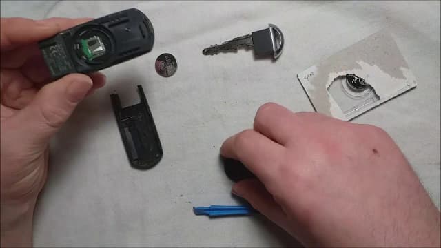 Jak szybko wymienić baterię w pilocie Mazda 6 - proste kroki Jak szybko wymienić baterię w pilocie Mazda 6 - proste kroki