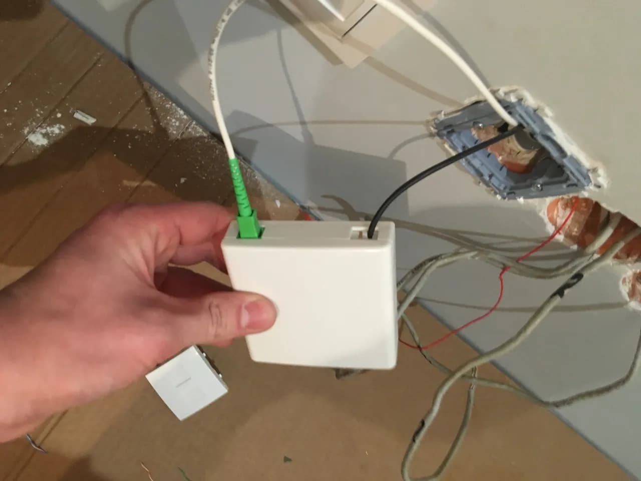 Jak podłączyć światłowód do domu i uniknąć kosztownych błędów Jak podłączyć światłowód do domu i uniknąć kosztownych błędów