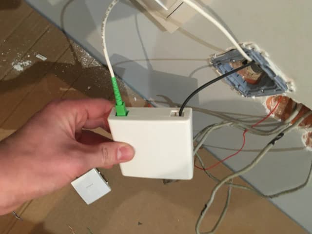 Jak podłączyć światłowód do domu i uniknąć kosztownych błędów Jak podłączyć światłowód do domu i uniknąć kosztownych błędów