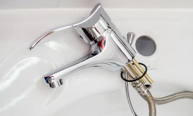 Wymiana baterii umywalkowej cena – ile naprawdę zapłacisz? Wymiana baterii umywalkowej cena – ile naprawdę zapłacisz?