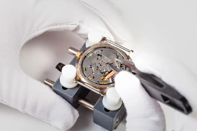 Jak samodzielnie wymienić baterię w zegarku i uniknąć uszkodzeń Jak samodzielnie wymienić baterię w zegarku i uniknąć uszkodzeń