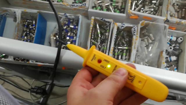 Jak sprawdzić czy w kablu jest prąd - uniknij niebezpieczeństwa porażenia Jak sprawdzić czy w kablu jest prąd - uniknij niebezpieczeństwa porażenia