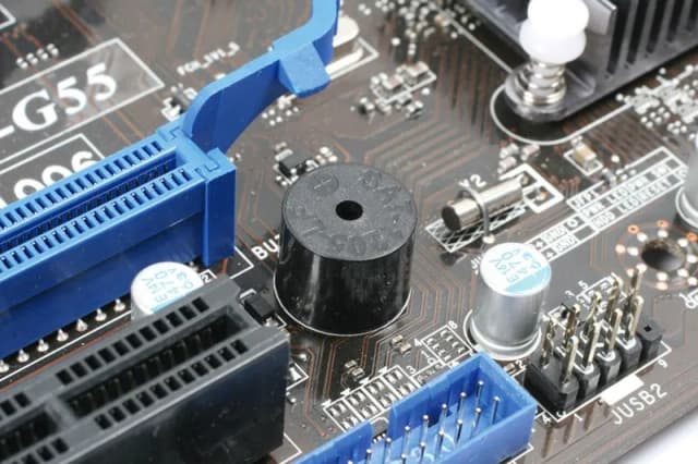 Jak podłączyć kable do płyty głównej, aby uniknąć błędów i problemów Jak podłączyć kable do płyty głównej, aby uniknąć błędów i problemów