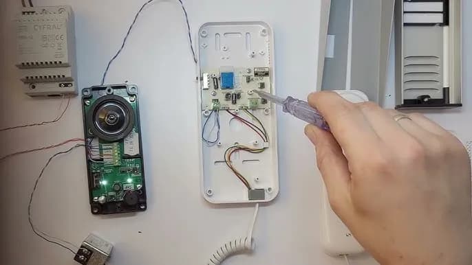 Jak podłączyć domofon 2 żyłowy? Proste kroki i najczęstsze błędy Jak podłączyć domofon 2 żyłowy? Proste kroki i najczęstsze błędy