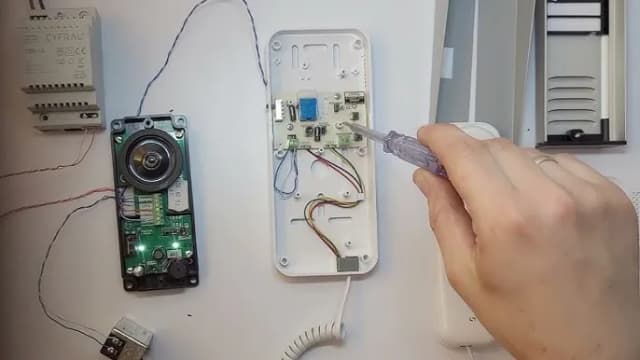 Jak podłączyć domofon 2 żyłowy? Proste kroki i najczęstsze błędy Jak podłączyć domofon 2 żyłowy? Proste kroki i najczęstsze błędy