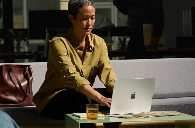 Wymiana baterii w MacBooku: Objawy, koszty i proces naprawy Wymiana baterii w MacBooku: Objawy, koszty i proces naprawy